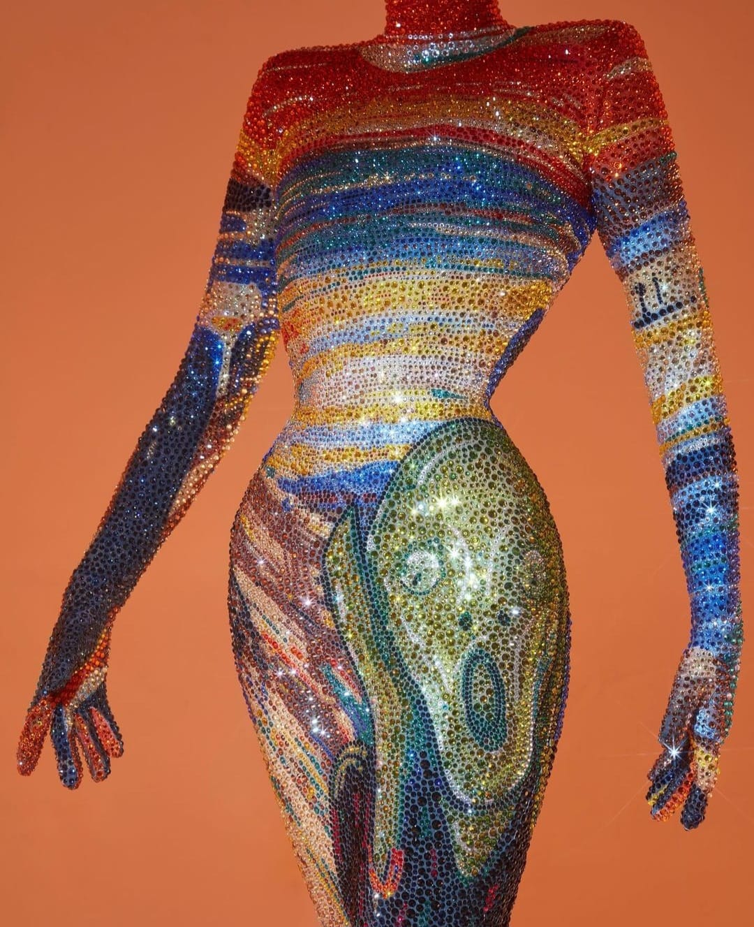 Arte e ModaRecentemente, viralizou nas redes uma imagem saída da passarela do Ru Paul’s Drag Race –a dragqueen Gottmik, para atender ao tema de um dos desfiles, apareceu trajando um belíssimo vestido com a imagem do famoso quadro “O Grito”, de Edvard Munch de 1893.