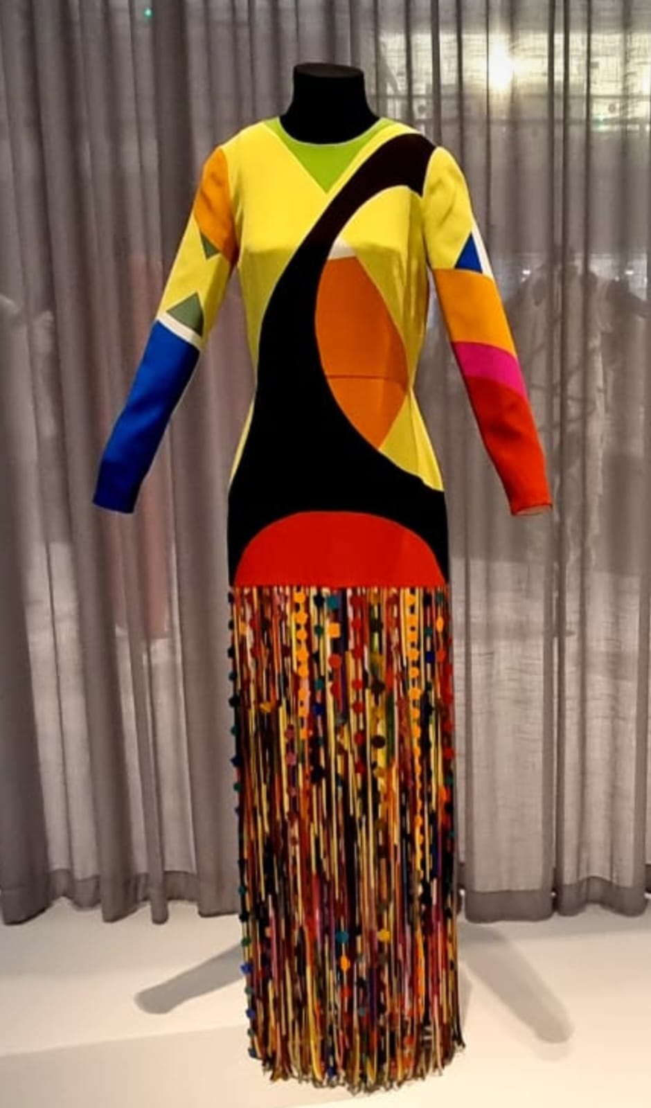 Arte e Moda. duas belíssimas roupas criadas por Andrea Marques, em parceria com a artista plástica Beatriz Milhazes