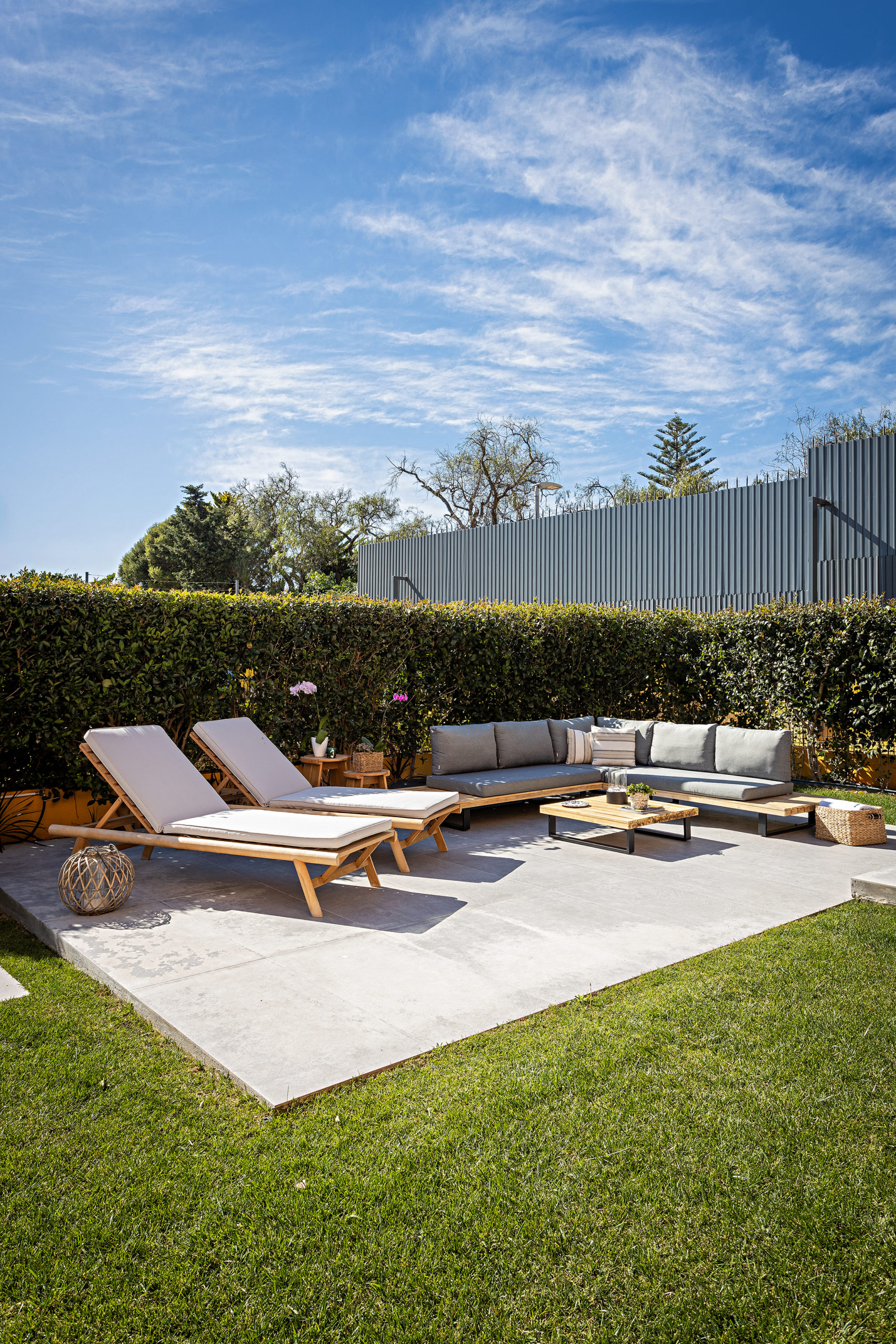 Casa Carioca em Estoril para uma família brasileira, recém-chegada a Portugal. A família comprou o imóvel de 500m2 em um condomínio próximo à praia em Estoril, na grande Lisboa, com o desejo de moldá-la à essência do estilo de vida carioca. 