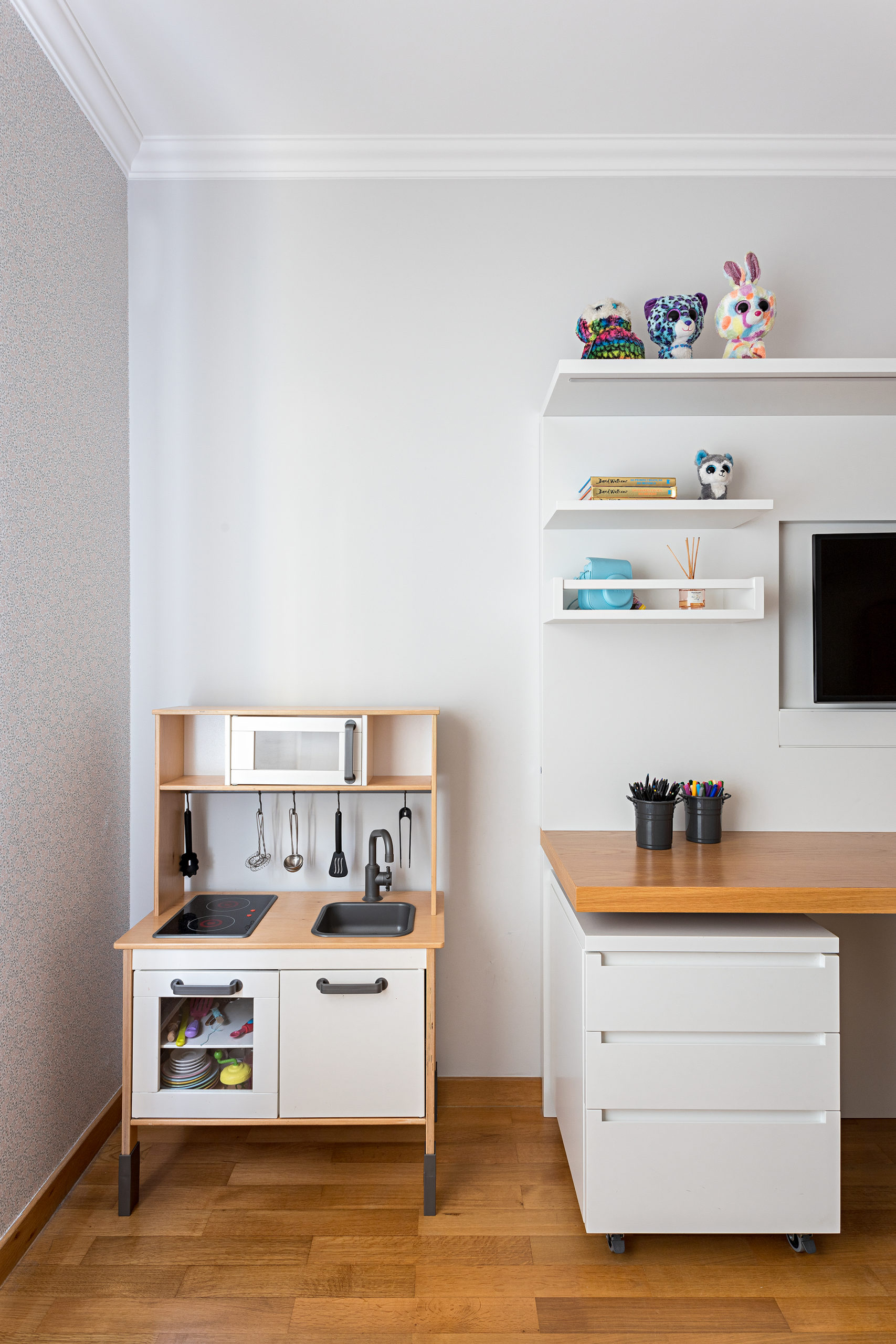 Detalhe da decoração de um quarto infantil, mini cozinha. .