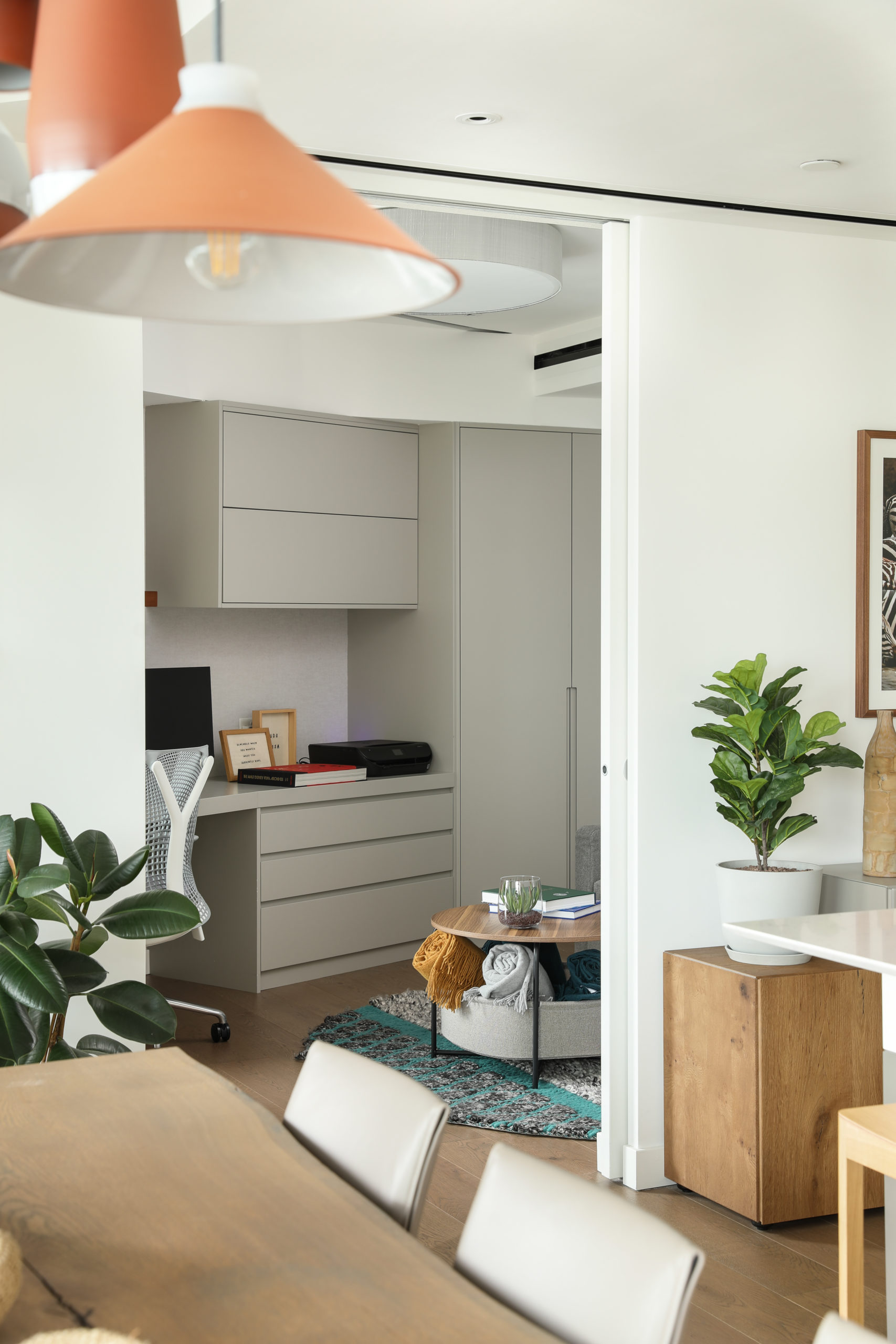 Um apartamento com decoração em estilo rustico contemporâneo, em Londres, no jovem bairro de Battersea, onde o estilo contrasta com o visual local