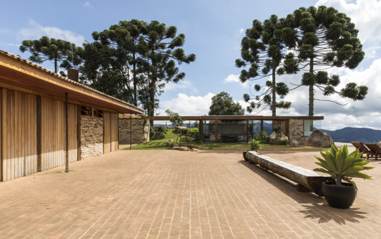 Com vista cinematográfica, casa construída no ponto mais alto do terreno é abençoada pela natureza