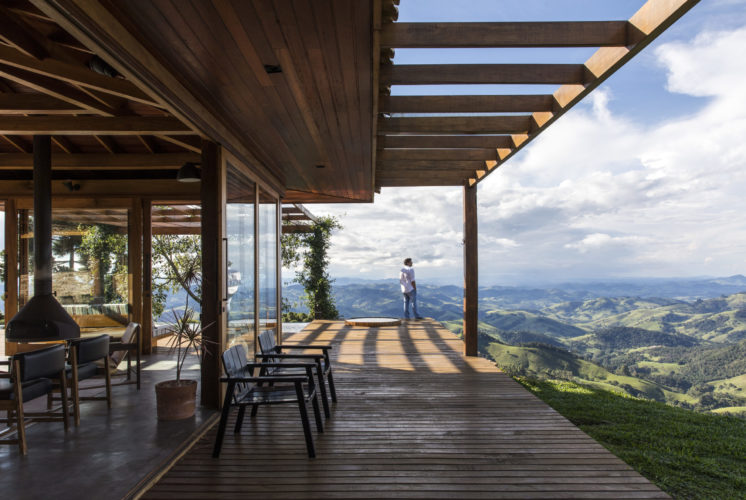 Com vista cinematográfica, casa construída no ponto mais alto do terreno é abençoada pela natureza.