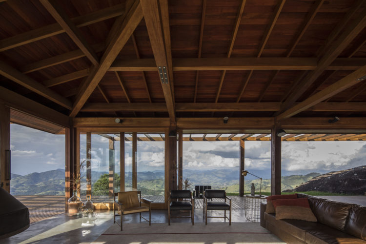 Com vista cinematográfica, casa construída no ponto mais alto do terreno é abençoada pela natureza 