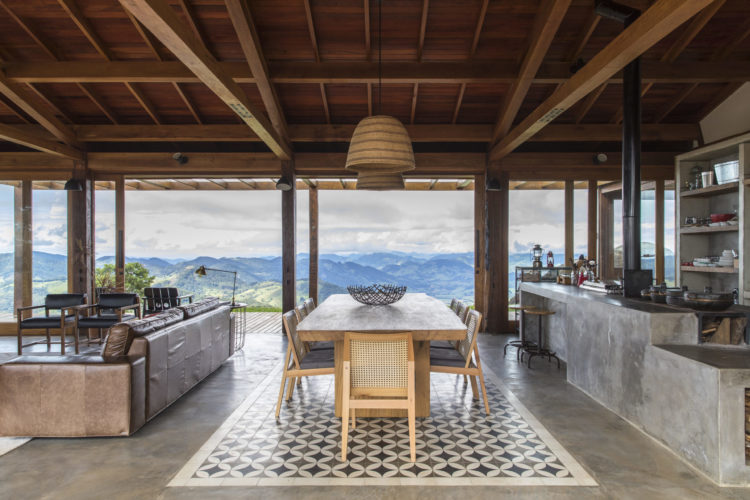 Com vista cinematográfica, casa construída no ponto mais alto do terreno é abençoada pela natureza 