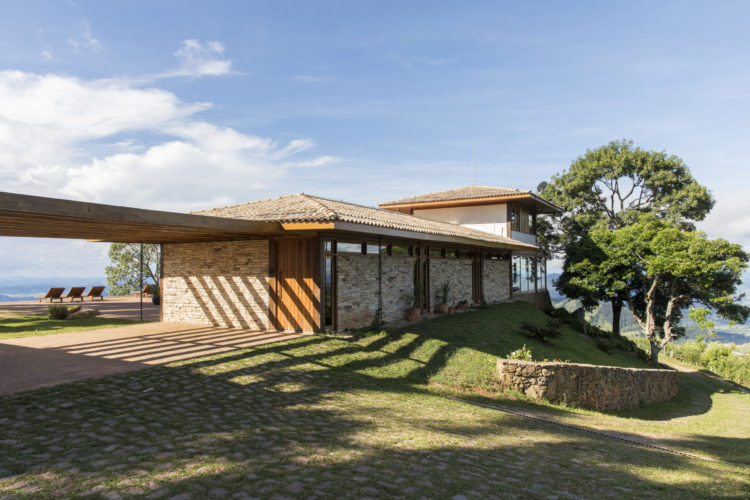 Com vista cinematográfica, casa construída no ponto mais alto do terreno é abençoada pela natureza