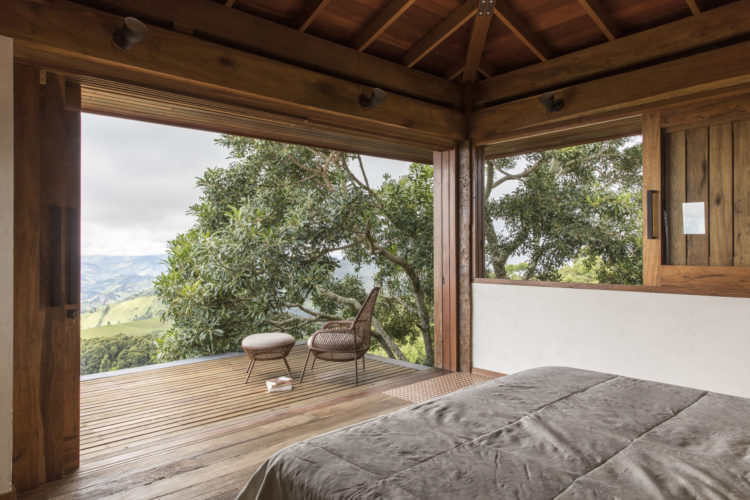 Com vista cinematográfica, casa construída no ponto mais alto do terreno é abençoada pela natureza 