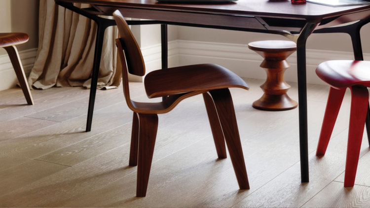 Tradição e inovação dão vida ao legado de renomados designers em três lançamentos. Inspirada no ícone dos anos 40, a Cadeira Eames Plywood Jantar é uma expressão dogênio criativo de Charles e Ray Eames e foi reconhecida pela revista Time como o "Melhor Design do Século XX".