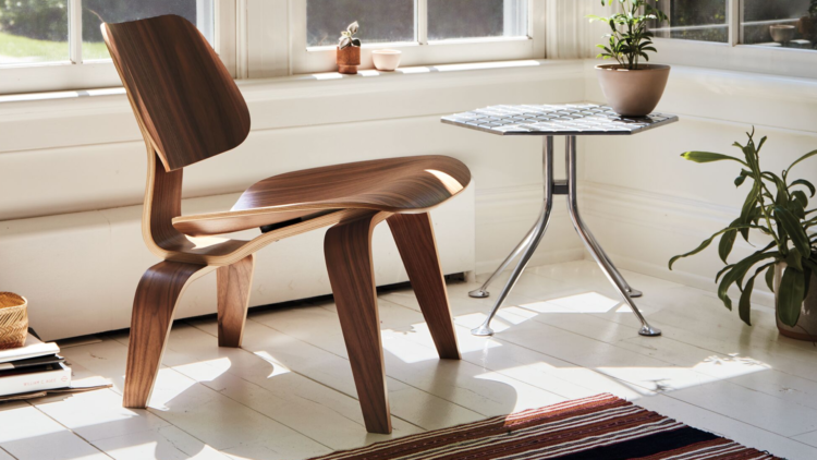 Tradição e inovação dão vida ao legado de renomados designers em três lançamentos. Inspirada no ícone dos anos 40, a Cadeira Eames Plywood Jantar é uma expressão dogênio criativo de Charles e Ray Eames e foi reconhecida pela revista Time como o "Melhor Design do Século XX".