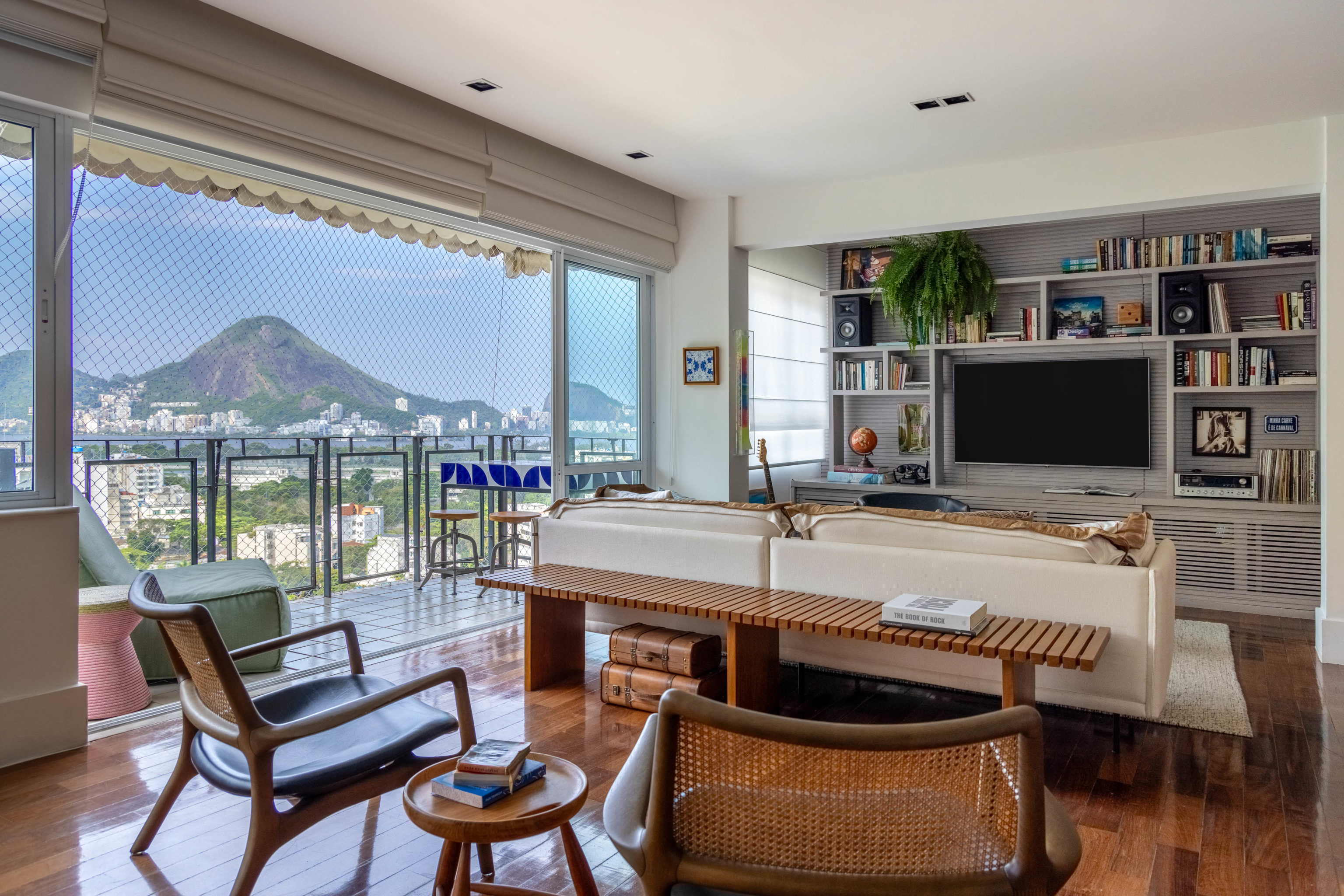 Apartamento na Gávea reflete a personalidade criativa e artística de um ...