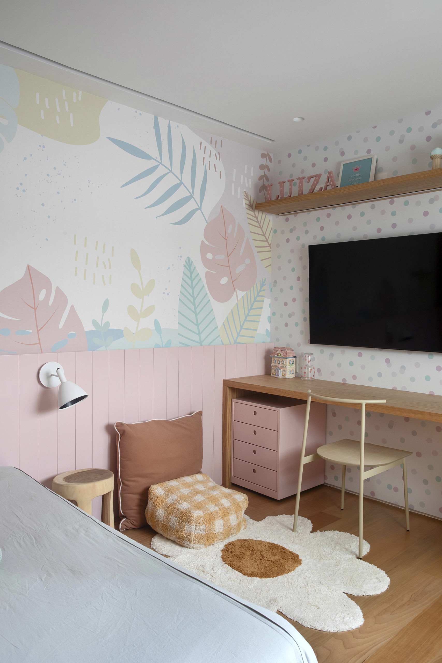 Quarto de menina decorado com papel de parede em candy colours