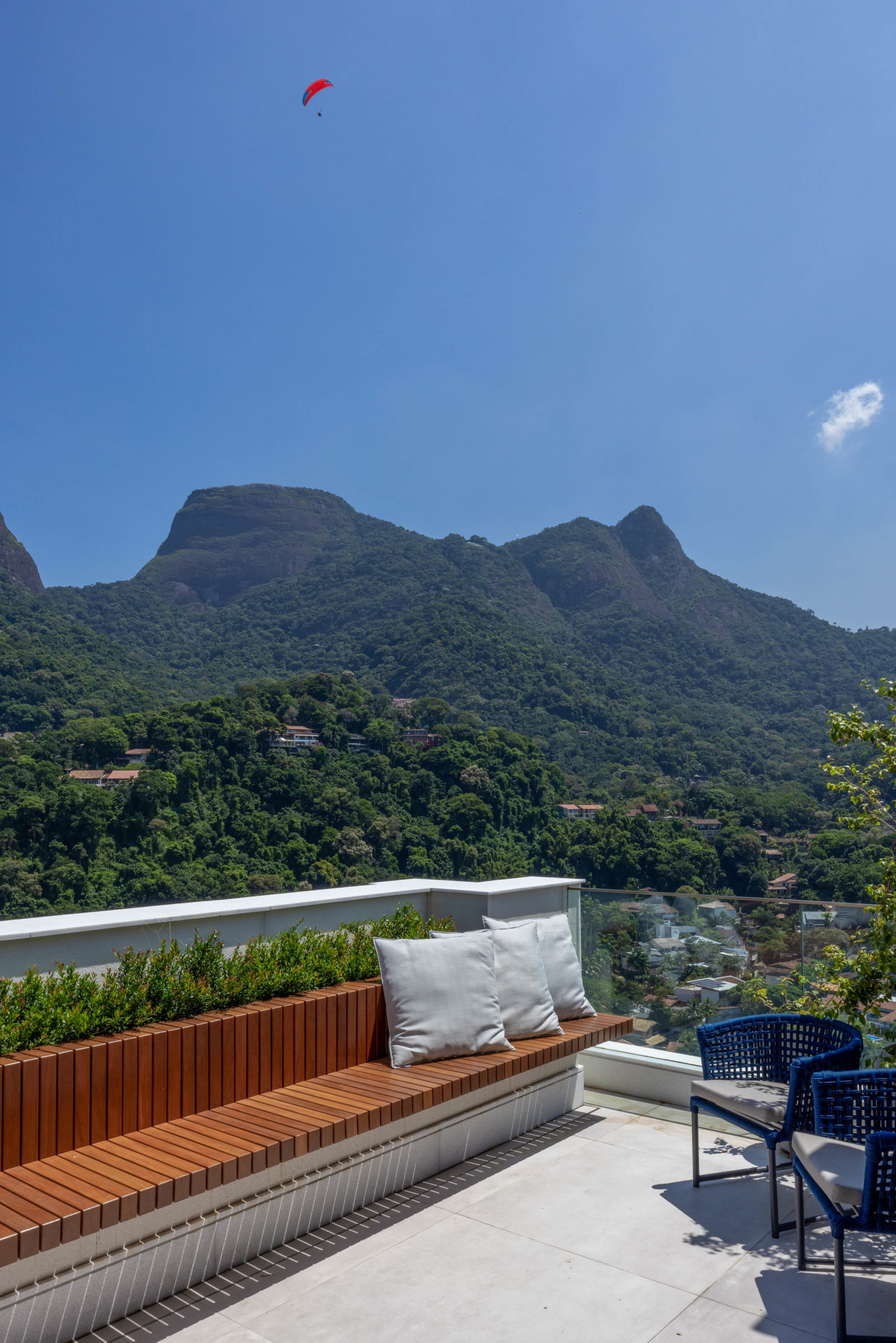 Família troca apartamento por cobertura no mesmo prédio, mas reproduz planta e décor do antigo em reforma tocada por Mauricio Nóbrega. Varanda no segundo andar da cobertura, com vista para a Pedra da Gávea, e uma asa–delta, vando no Rio de Janeiro.