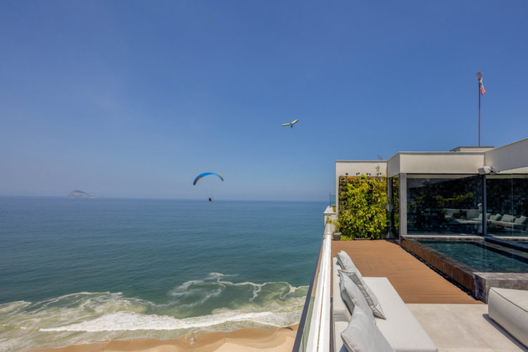 Cobertura em São Conrado, no Rio, com vista para o mar e uma asa – delta voando. 