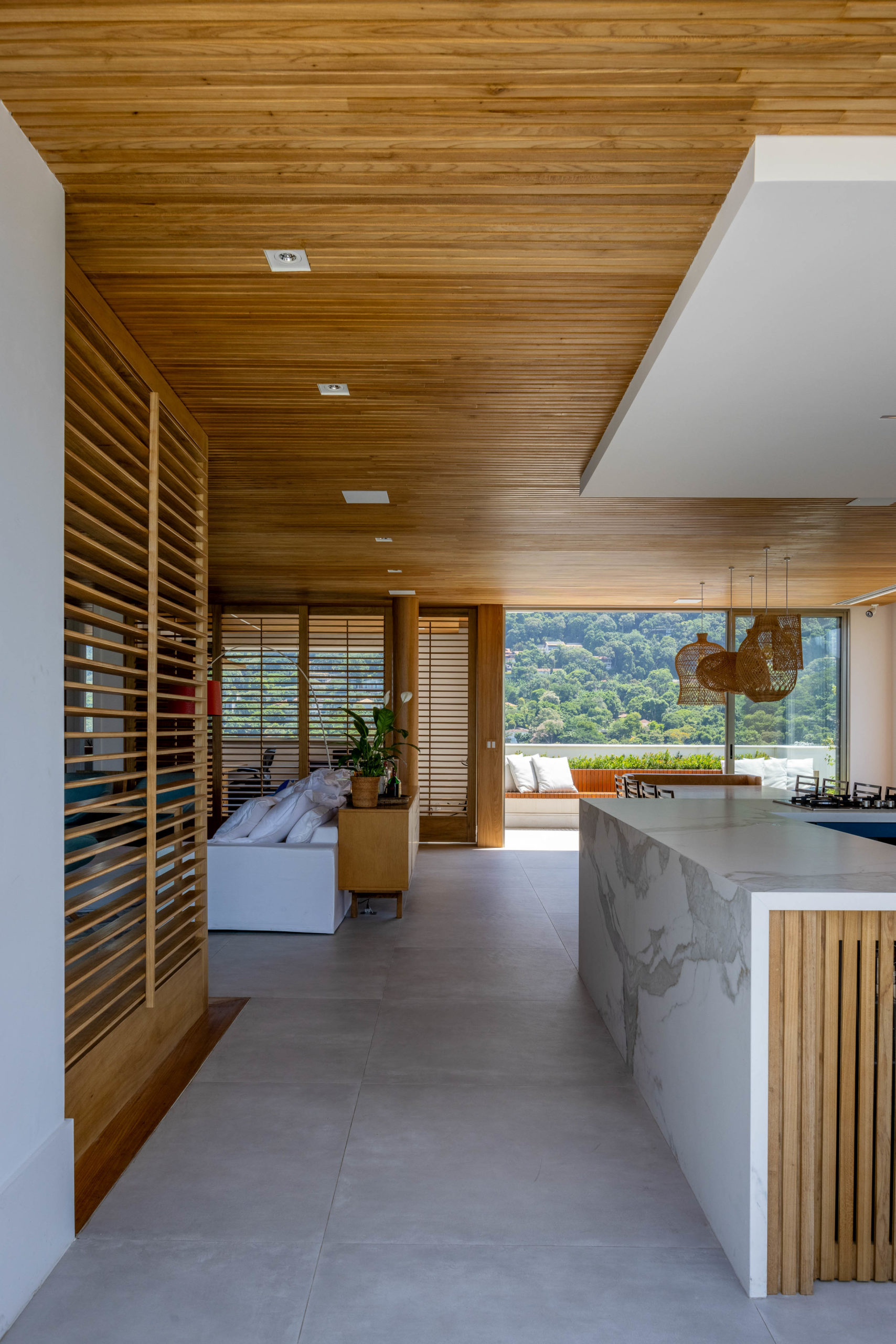 Família troca apartamento por cobertura no mesmo prédio, mas reproduz planta e décor do antigo em reforma tocada por Mauricio Nóbrega. Sala de jantar no segundo andar da cobertura, com vista para a praia e a Pedra da Gávea, no Rio de Janeiro.