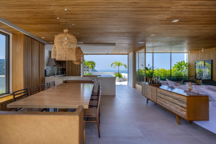 Família troca apartamento por cobertura no mesmo prédio, mas reproduz planta e décor do antigo em reforma tocada por Mauricio Nóbrega. Sala no segundo andar da cobertura, com vista para a praia e a Pedra da Gávea, no Rio de Janeiro.