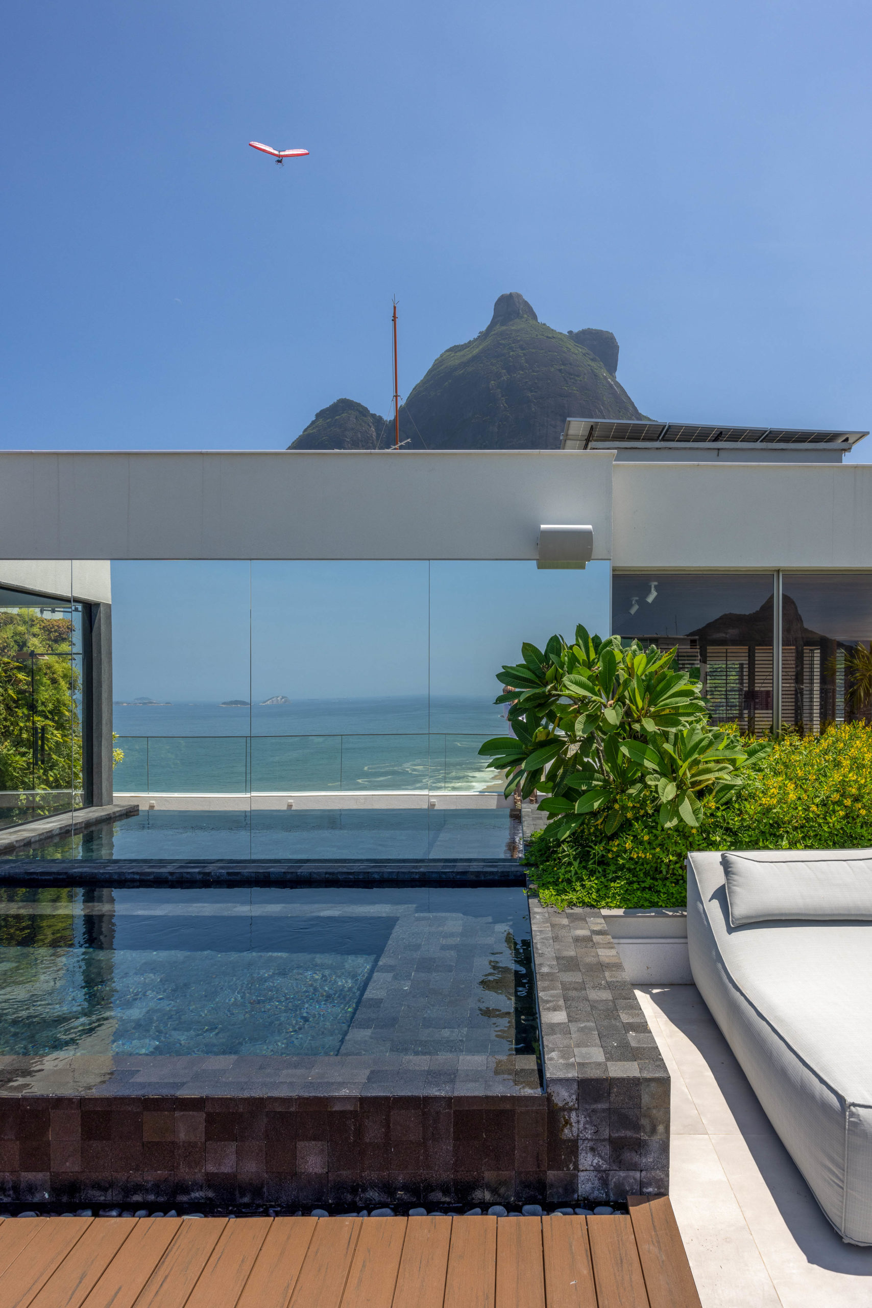 Cobertura em São Conrado, com vista para o mar, com piscina e um espelho ao fundo, duplicando a paisagem,.