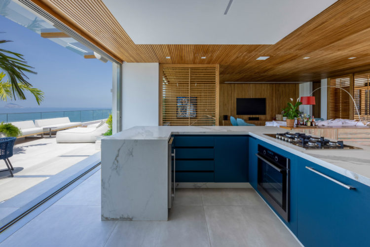 Cozinha integrada a sala, e bem ppróxima da varanda, o que permite se cozinhar com a vista para a Praia de São Conrado 