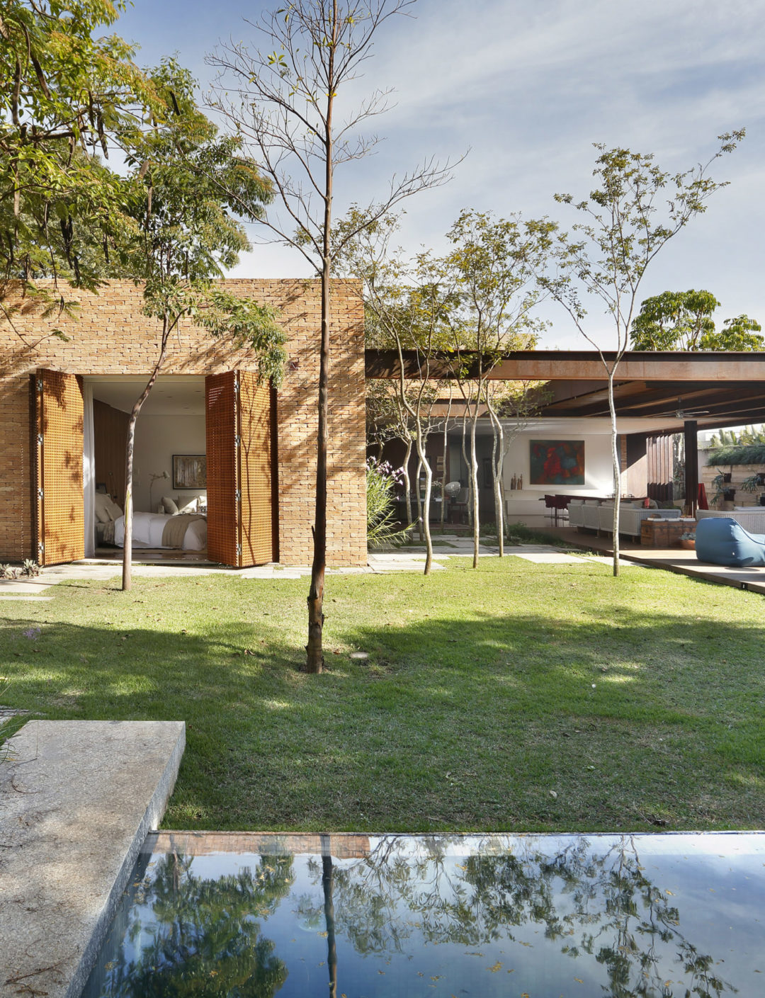 A combinação de vigas metálicas, aço corten, tijolos aparentes, madeira e concreto aparente é o destaque desta casa contemporânea, com 685 m² de área construída.