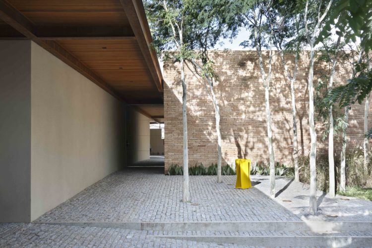 A combinação de vigas metálicas, aço corten, tijolos aparentes, madeira e concreto aparente é o destaque desta casa contemporânea, com 685 m² de área construída. A casa, localizada em São José do Rio Preto (SP), foi projetada do zero pela arquiteta Solange Calio em um terreno de 1.600 m², dentro de um pequeno condomínio com 24 lotes, para ela própria morar com o marido e o casal de filhos.