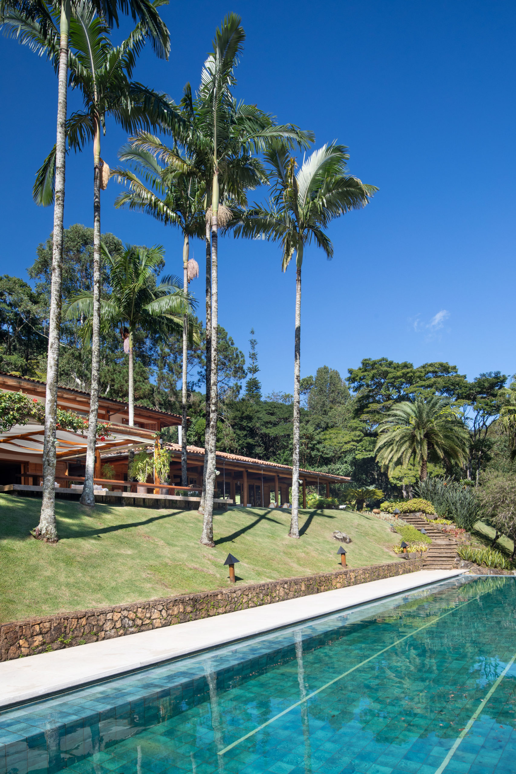 Retrofit de Casa de Campo em Petrópolis Localizada em um condomínio fechado em Araras (distrito de Petrópolis, na região serrana do RJ), esta casa de campo com 950m2 de área construída passou por um retrofit externo e interno, comandado pela arquiteta Marcela Martins