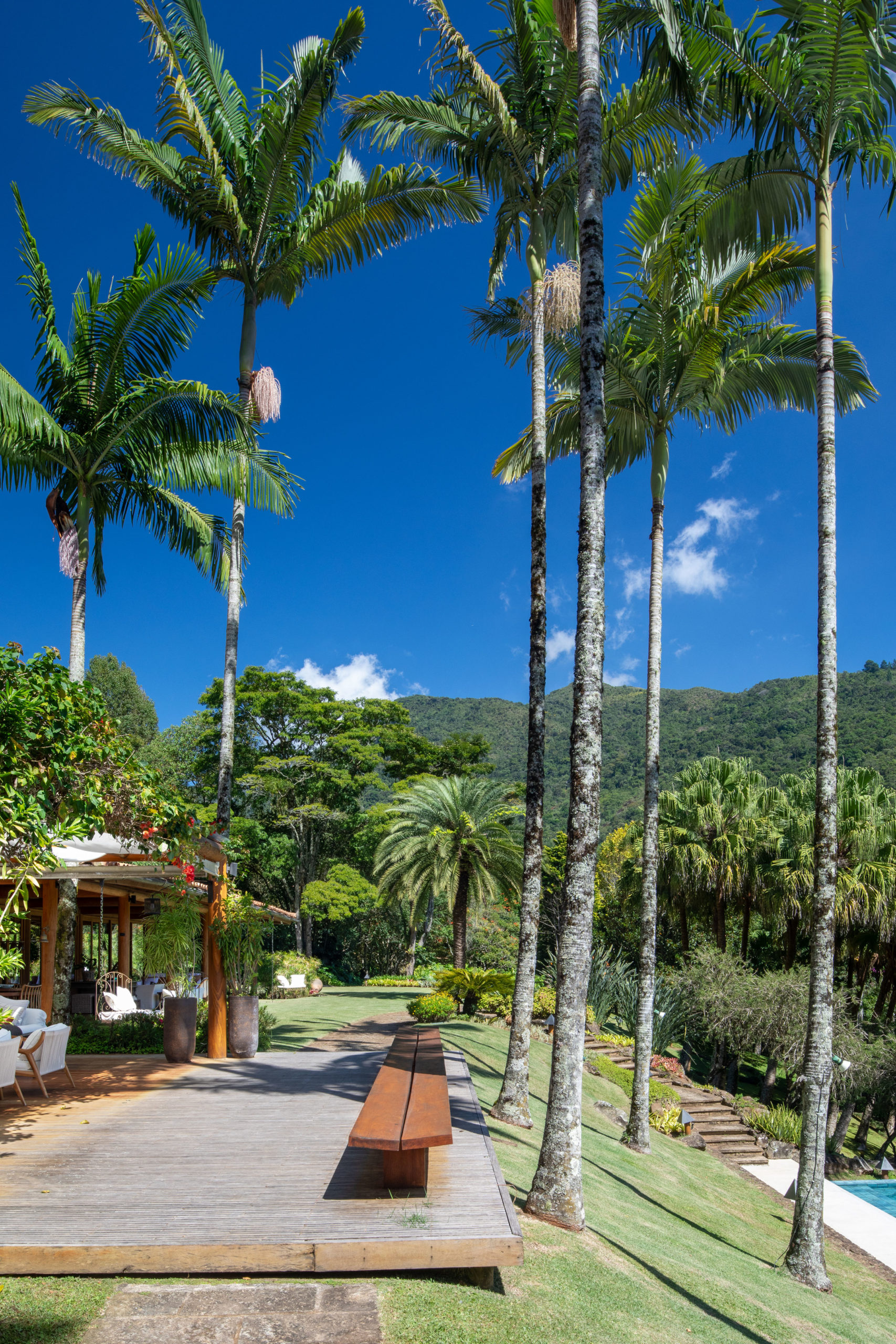 Retrofit de Casa de Campo em Petrópolis Localizada em um condomínio fechado em Araras (distrito de Petrópolis, na região serrana do RJ), esta casa de campo com 950m2 de área construída passou por um retrofit externo e interno, comandado pela arquiteta Marcela Martins