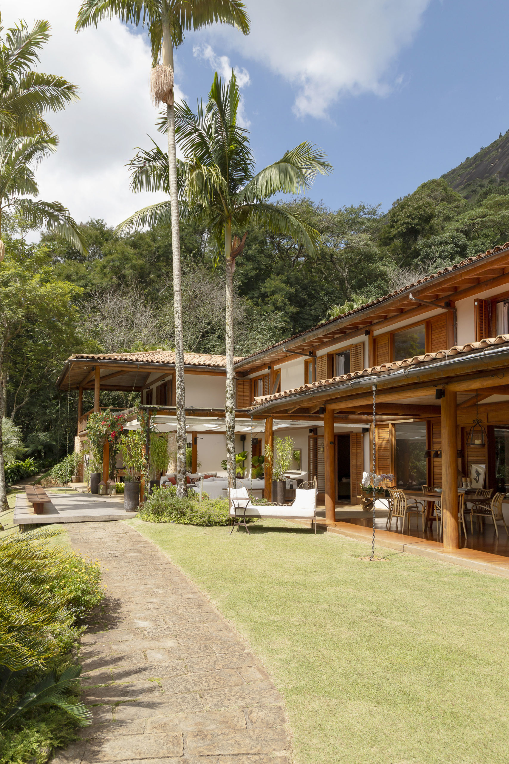 Retrofit de Casa de Campo em Petrópolis Localizada em um condomínio fechado em Araras (distrito de Petrópolis, na região serrana do RJ), esta casa de campo com 950m2 de área construída passou por um retrofit externo e interno, comandado pela arquiteta Marcela Martins