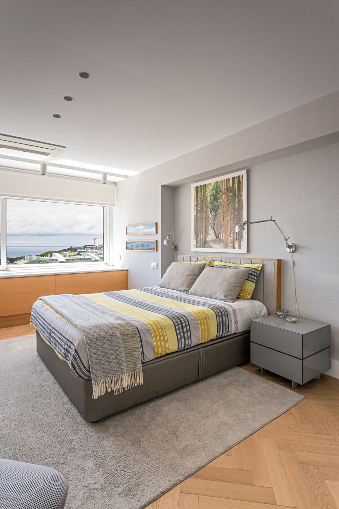 Décor contemporâneo com vista para o mar de Cascais no novo apartamento da arquiteta Andrea  Chicharo