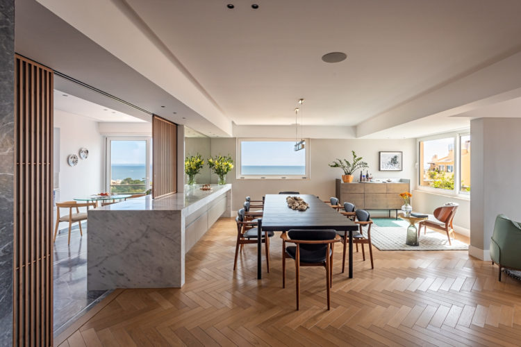 Décor contemporâneo com vista para o mar de Cascais no novo apartamento da arquiteta Andrea  Chicharo