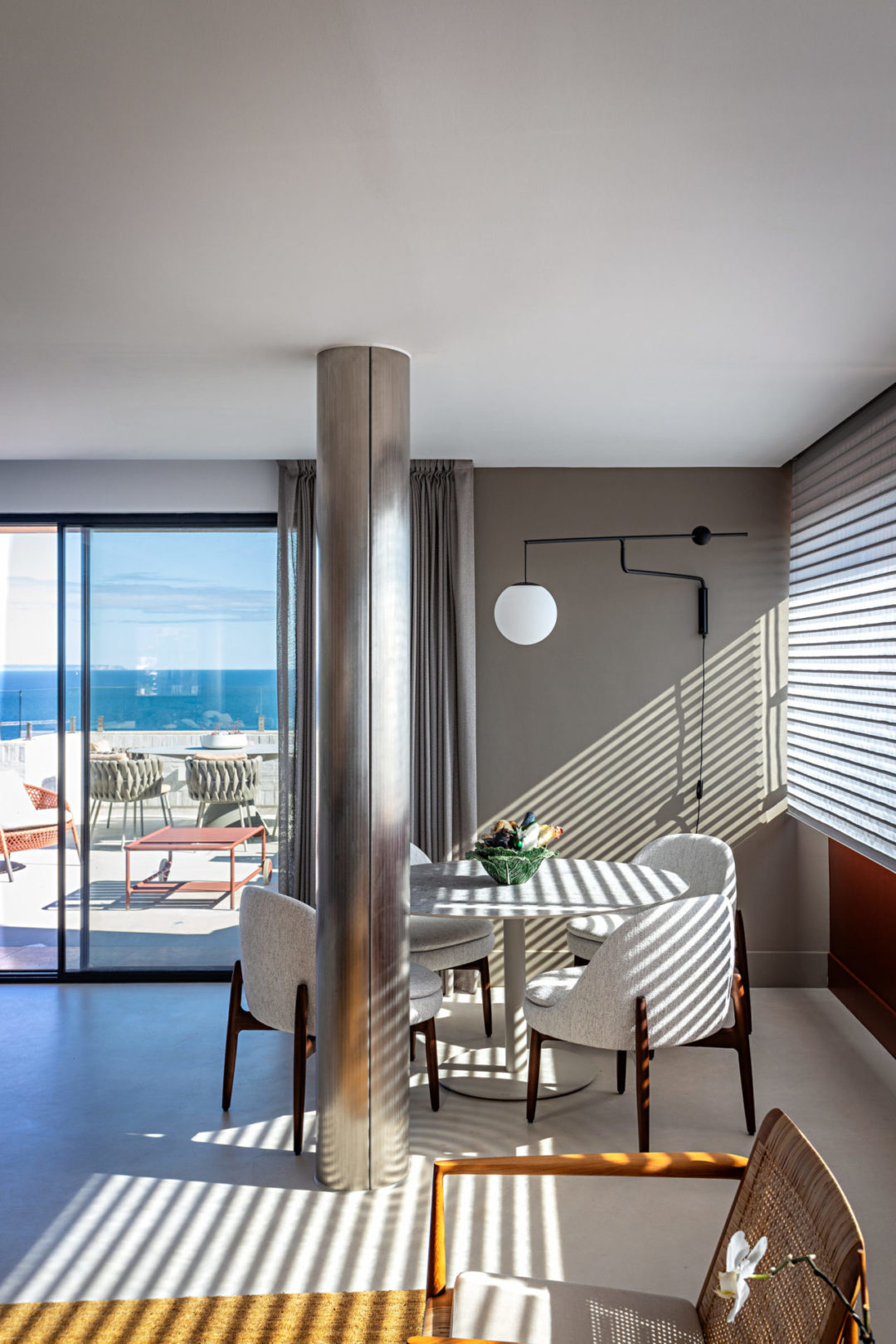 Décor contemporâneo com vista para o mar de Cascais no novo apartamento da arquiteta Andrea  Chicharo