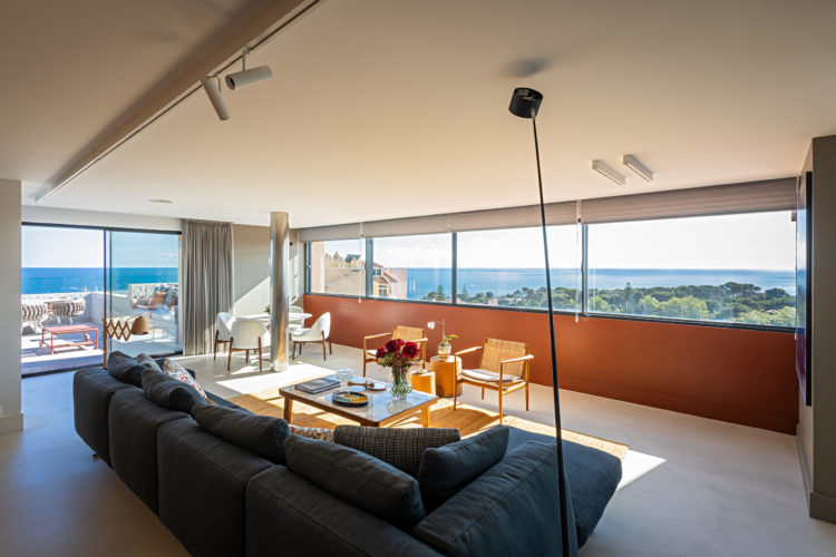 Décor contemporâneo com vista para o mar de Cascais no novo apartamento da arquiteta Andrea  Chicharo