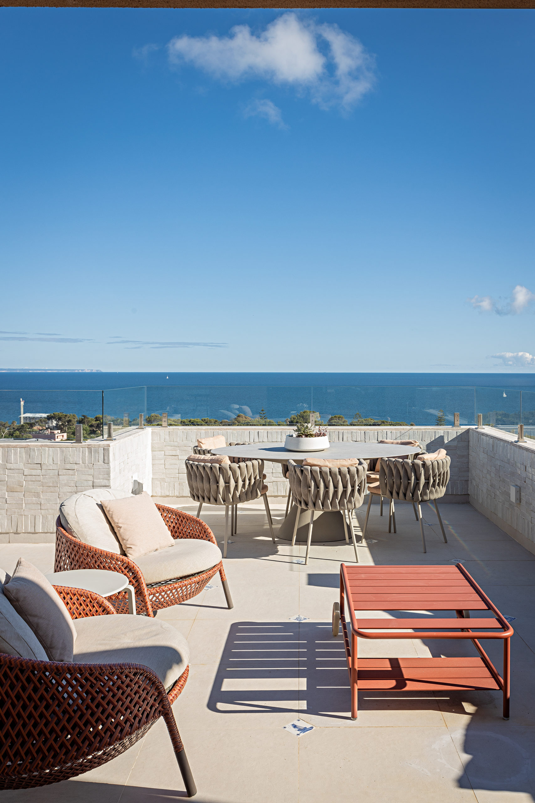 Terraço em uma cobertura em Cascais, com vista para a cidade e o mar