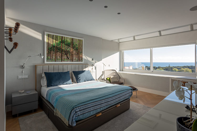 Décor contemporâneo com vista para o mar de Cascais no novo apartamento da arquiteta Andrea  Chicharo