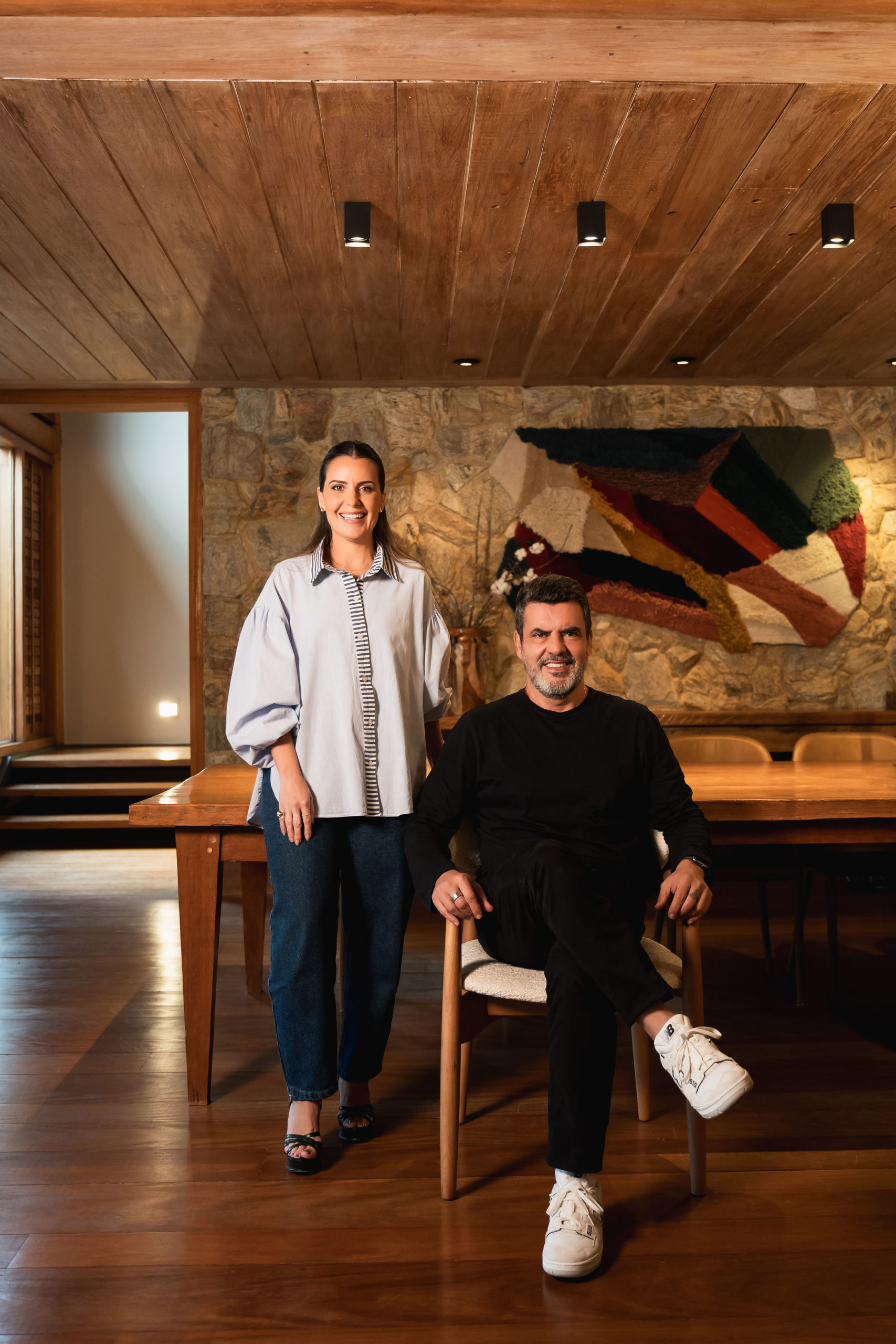 O empresário Marcello Bastos, sócio-fundador da grife de moda Farm, com a arquiteta Marcela Martins. / Fotografia: Robert Carraco