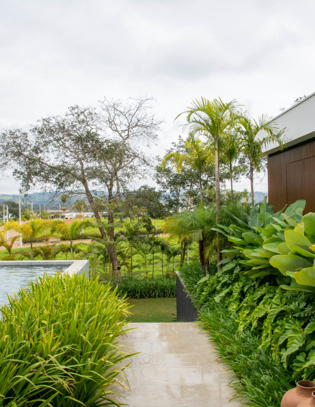 Casa de campo em Bom Sucesso (MG) com uma generosa área verde de 790 m², com paisagismo exuberante e tropical assinado pela paisagista Flávia D'Urso. No total, foram plantadas no total 33 espécies de plantas variadas.