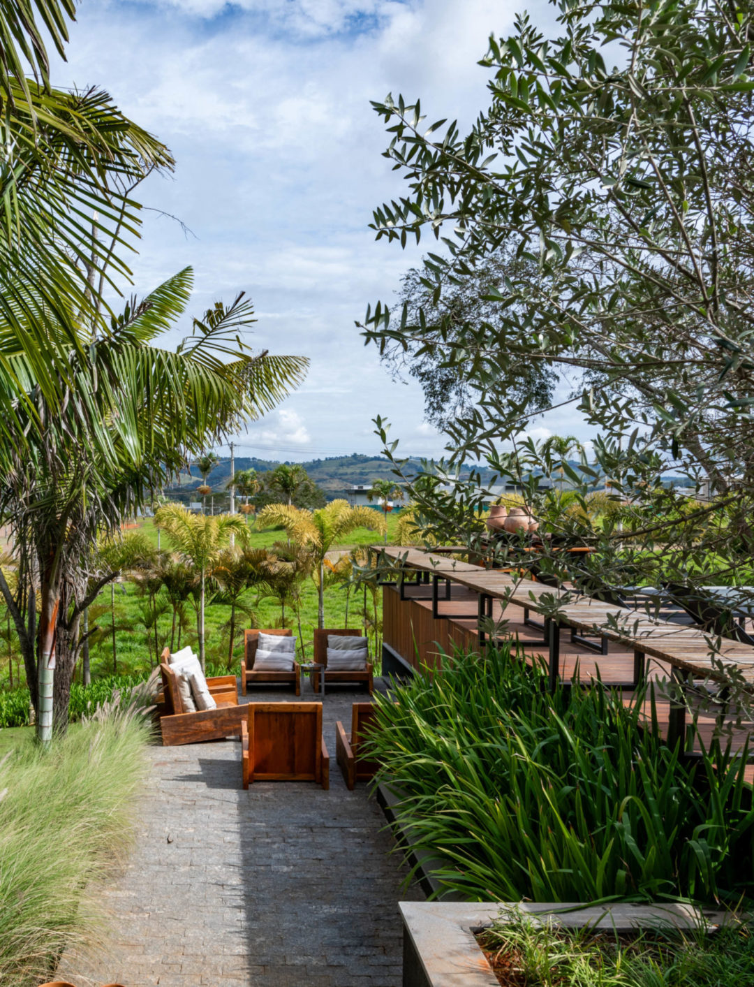 Casa de campo em Bom Sucesso (MG) com uma generosa área verde de 790 m², com paisagismo exuberante e tropical assinado pela paisagista Flávia D'Urso. No total, foram plantadas no total 33 espécies de plantas variadas.