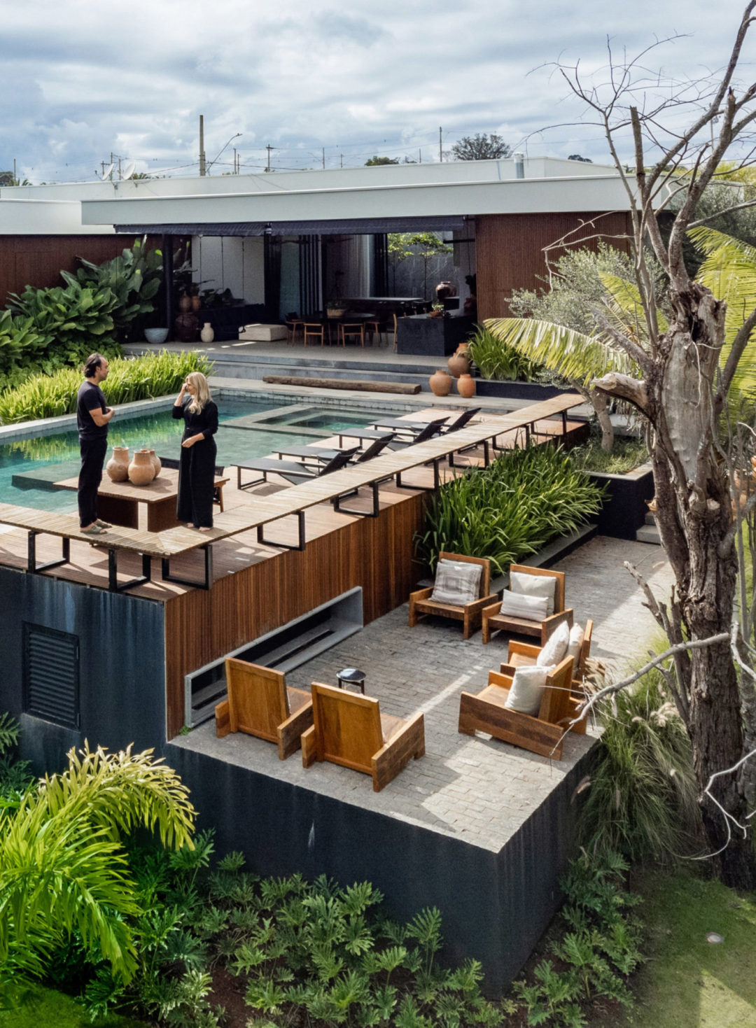 área da piscina em desníveis, com deck e espaço para lareira