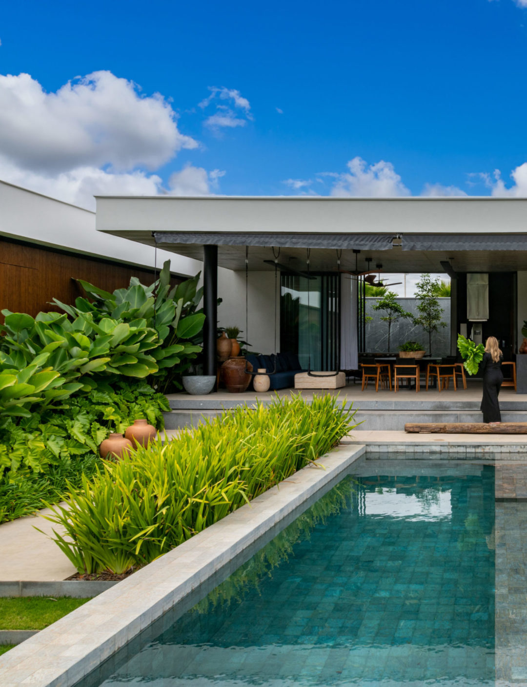 Casa de campo em Bom Sucesso (MG) com uma generosa área verde de 790 m², com paisagismo exuberante e tropical assinado pela paisagista Flávia D'Urso. No total, foram plantadas no total 33 espécies de plantas variadas.