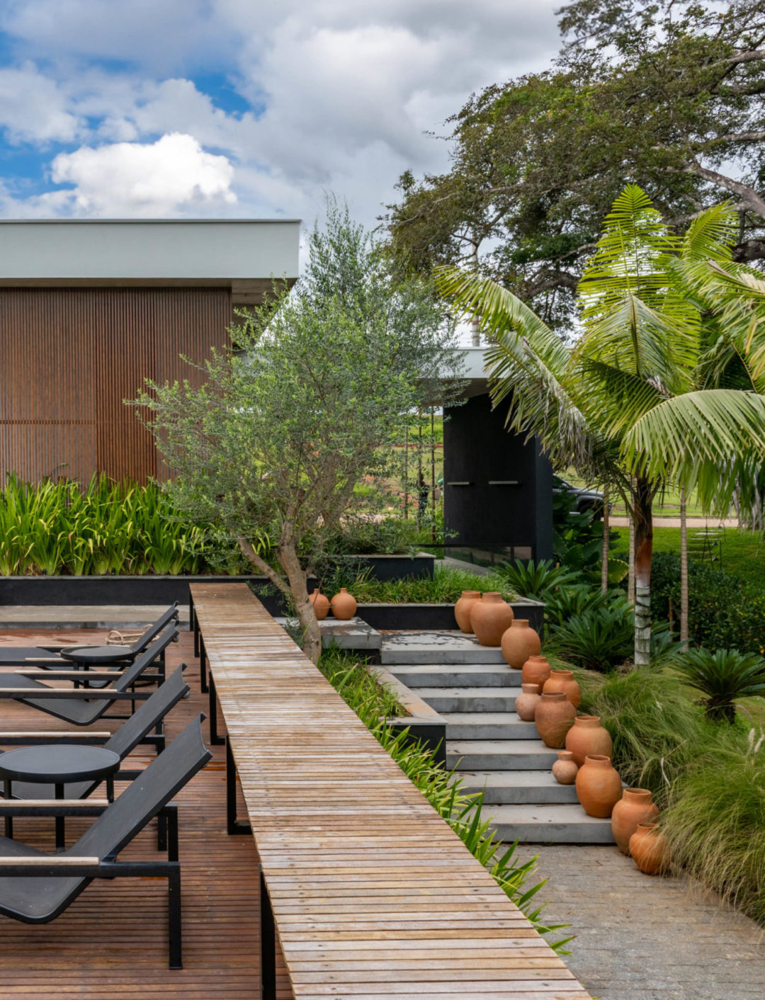 Casa de campo em Bom Sucesso (MG) com uma generosa área verde de 790 m², com paisagismo exuberante e tropical assinado pela paisagista Flávia D'Urso. No total, foram plantadas no total 33 espécies de plantas variadas.