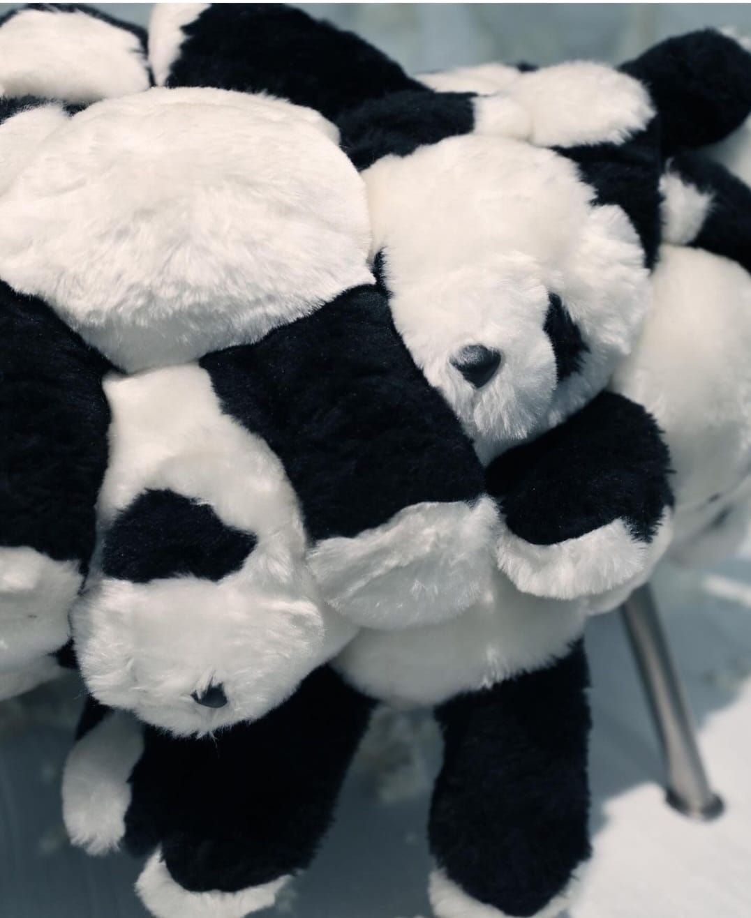 O puff feito de pandas de pelúcia (uma derivação da série, feita com bichinhos de pelúcia, jacarés de pelúcia, etc) é um daqueles produtos que parecem terem sido pensados para provocar