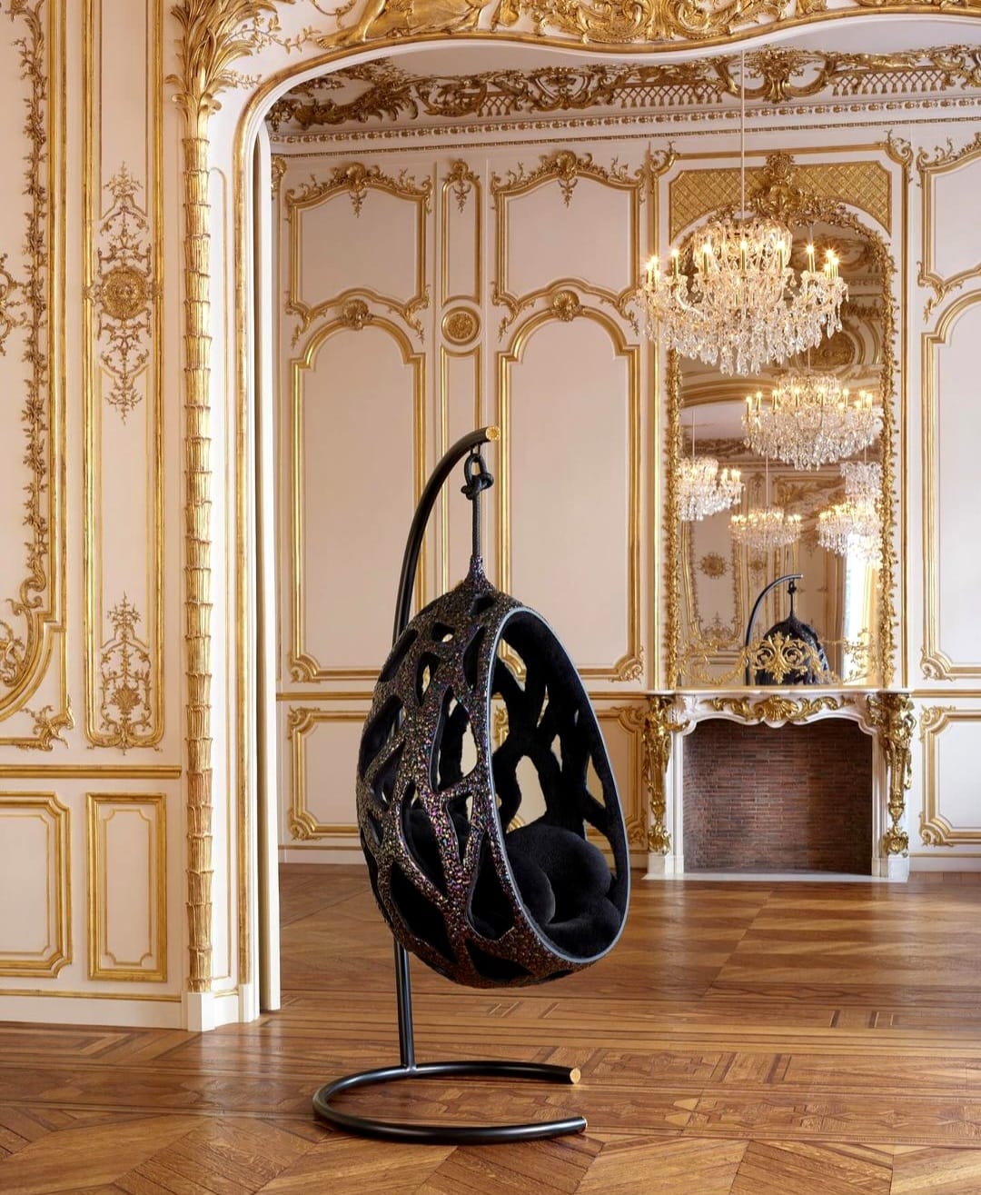 40 anos do Estúdio Campana, bem como da duradoura colaboração com a veneranda casa Louis Vuitton através dos produtos denominados Objets Nomades, recentemente esta marca de luxo abriu uma exposição no espaço LV Dream, na capital francesa, onde revelou o Kaléidoscope, um armário com assinatura do Estúdio para a Maison, e também foram expostas oito novas versões da cadeira suspensa Cocoon, que homenageiam o folclore brasileiro.