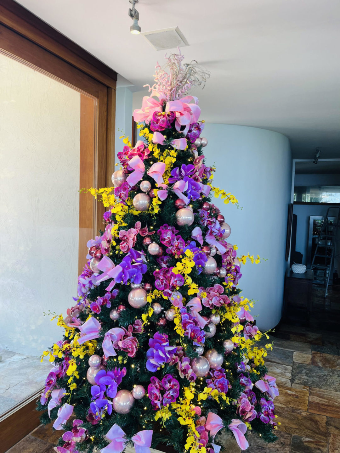 Arvore de Natal enfeitada com orquídeas naturais e laços lilás