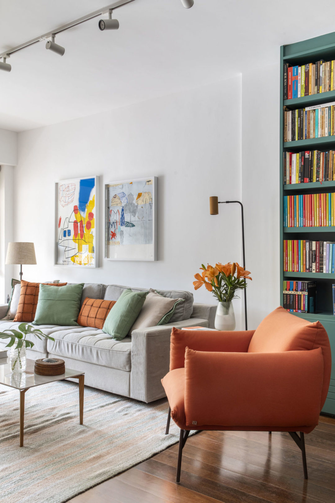 Sala com vista para a mata neste apartamento de (110m2) contemporâneo, aconchegante e alegre localizado na Gávea (Rio de Janeiro).