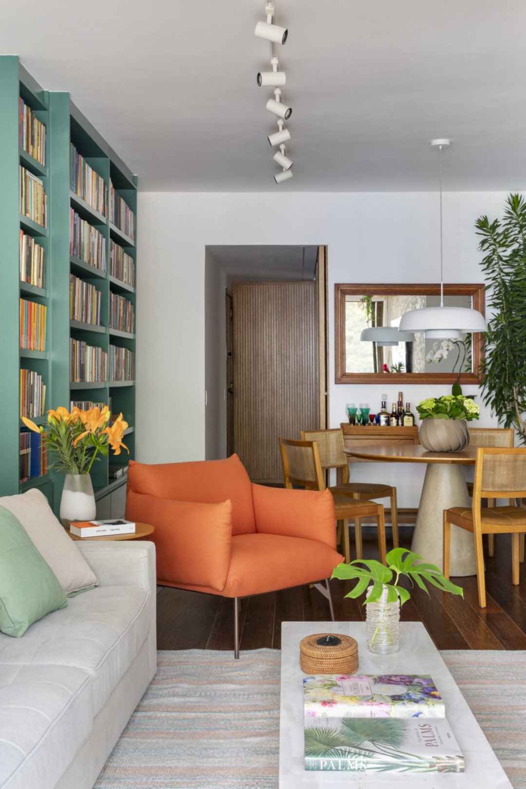 Sala com vista para a mata neste apartamento de (110m2) contemporâneo, aconchegante e alegre localizado na Gávea (Rio de Janeiro).