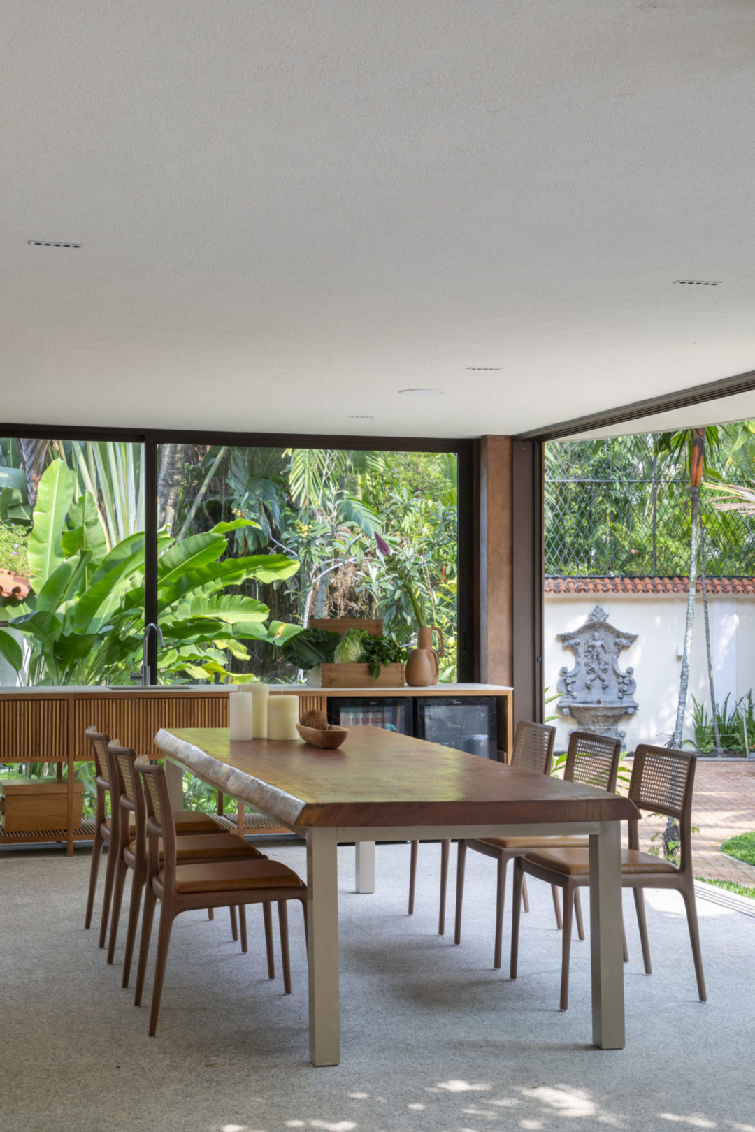 Arquitetura clássica preservada, com uma boa dose de elementos contemporâneos, neste projeto de uma casa dos anos 30, com 1000 m², localizada no bairro carioca de Botafogo.