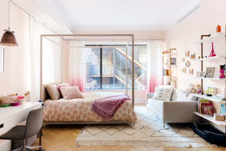 No quarto da filha, com paredes em rosa clarinho, a cama com dossel entra numa decoração moderna. Destaque para as cortinas, com tie-dye em tom de rosa e branco.