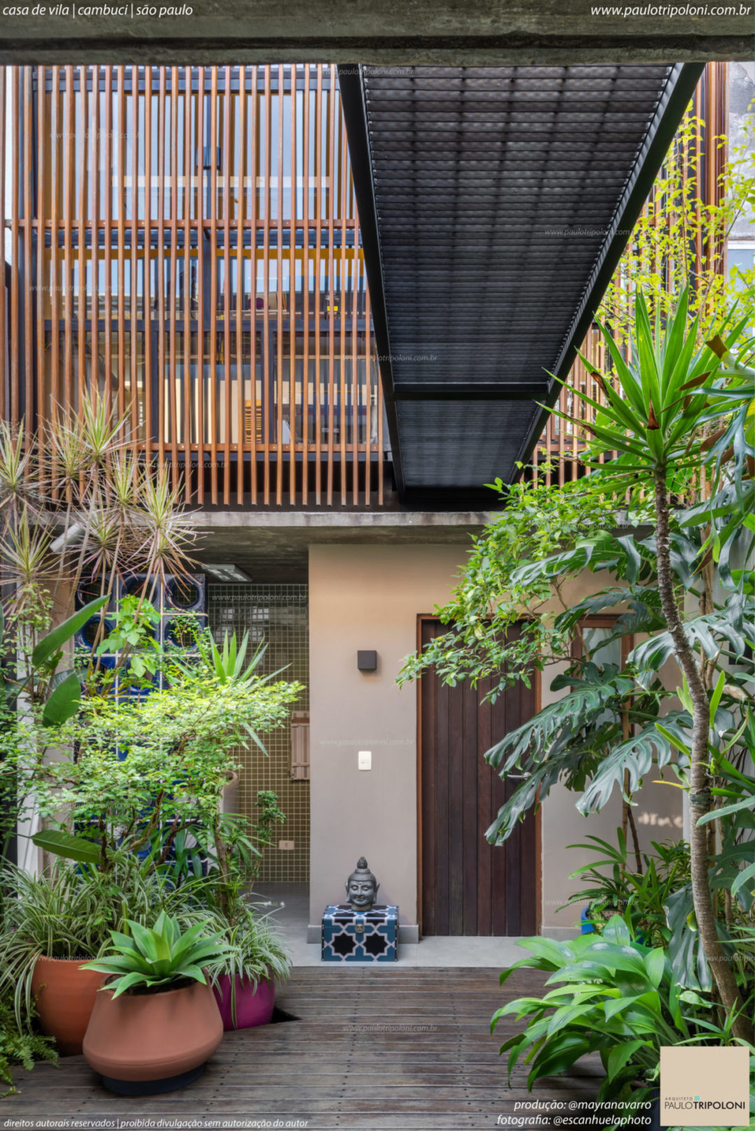 Uma charmosa casa de vila dos anos 1950, situada no bairro do Cambuci, em São Paulo, passou por uma reforma que preserva sua essência histórica, incorporando elementos contemporâneos.