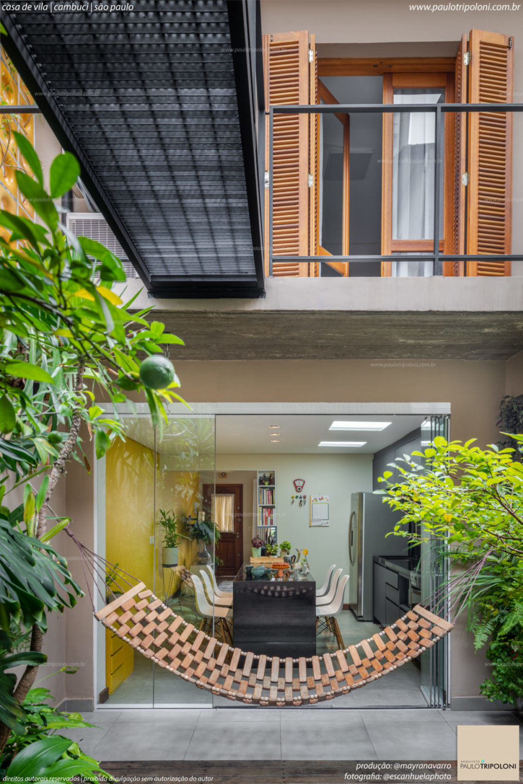 Uma charmosa casa de vila dos anos 1950, situada no bairro do Cambuci, em São Paulo, passou por uma reforma que preserva sua essência histórica, incorporando elementos contemporâneos.