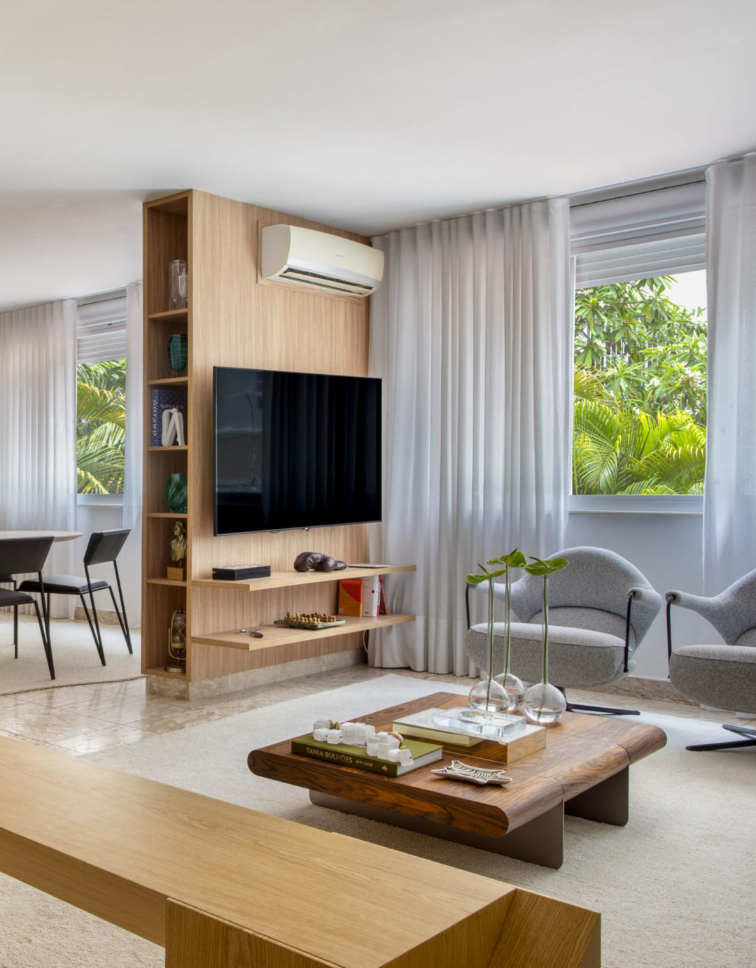 Sem quebra-quebra, em apenas dois meses, arquiteto renova área social e quarto deste apartamento alugado, em Ipanema, apostando em peças de decoração e marcenarias que poderão ser adaptadas no próximo endereço do morador.