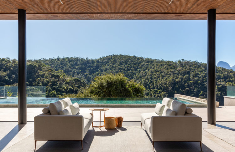 Localizada em Itaipava (distrito de Petrópolis, RJ), esta casa de campo é um refúgio moderno integrado à natureza. Na decoração, de estilo contemporâneo despojado, tudo é novo. Os arquitetos priorizaram móveis modernos e atuais assinados por designers brasileiros, com traços simples e atemporais, que ‘conversam’ com a arquitetura da casa, a exemplo das poltronas Paulistano, de Paulo Mendes da Rocha, as cadeiras de jantar Viky, do Bernardo Figueiredo, e as chaises Pitu, do Aristeu Pires.