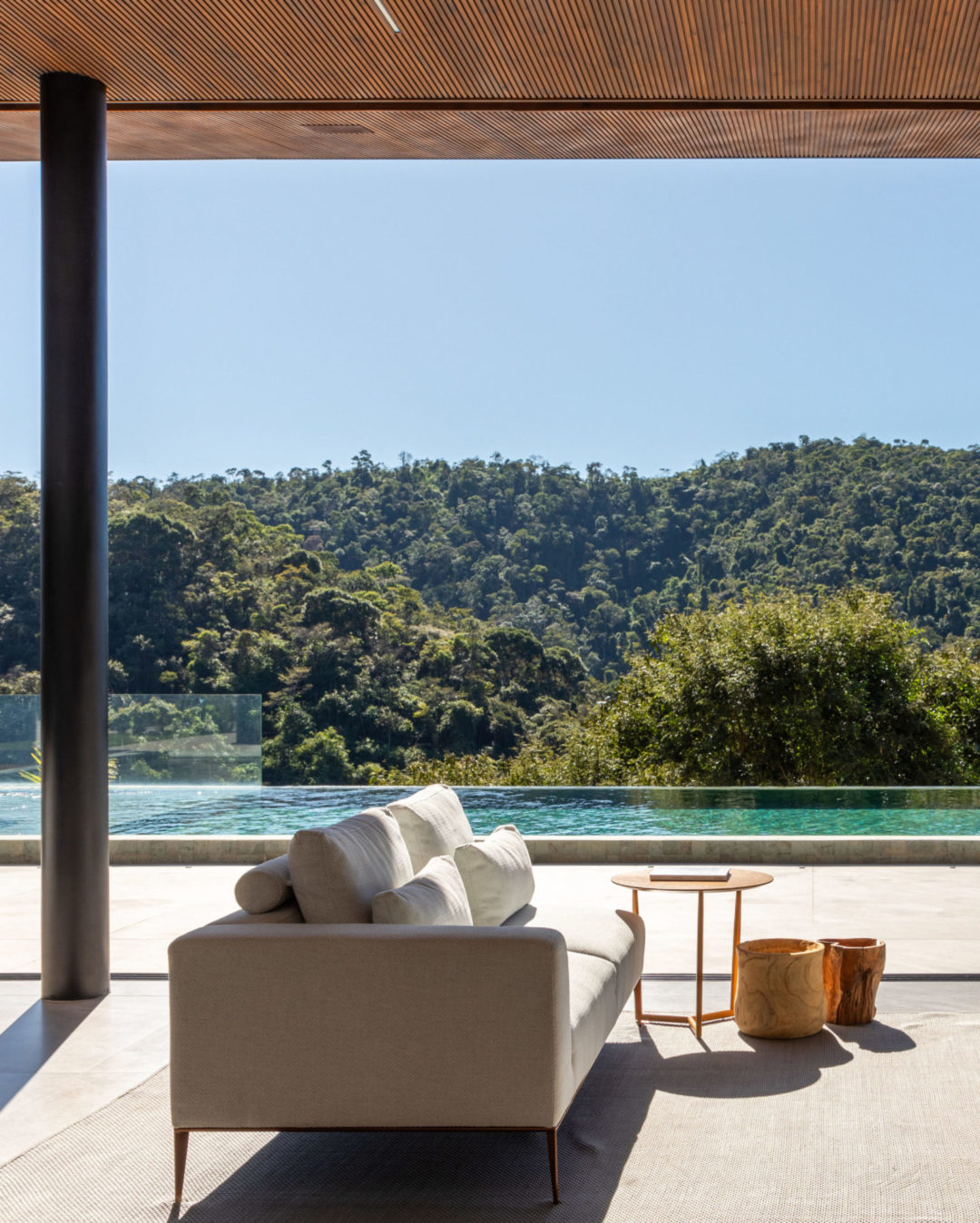 Localizada em Itaipava (distrito de Petrópolis, RJ), esta casa de campo é um refúgio moderno integrado à natureza. Na decoração, de estilo contemporâneo despojado, tudo é novo. Os arquitetos priorizaram móveis modernos e atuais assinados por designers brasileiros, com traços simples e atemporais, que ‘conversam’ com a arquitetura da casa, a exemplo das poltronas Paulistano, de Paulo Mendes da Rocha, as cadeiras de jantar Viky, do Bernardo Figueiredo, e as chaises Pitu, do Aristeu Pires.